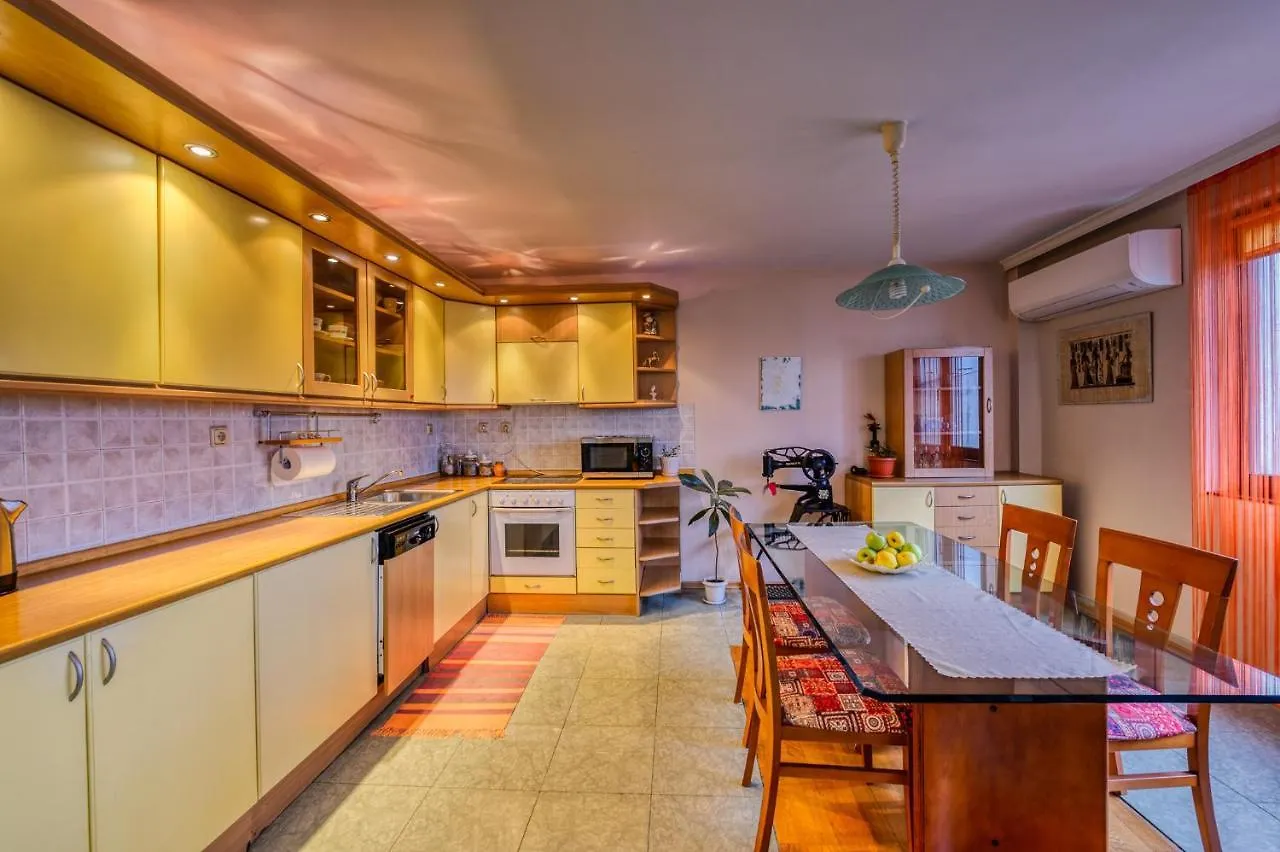 Buda High Steps Sunny Apartment - 5Min To Beach Burgas